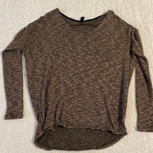 Lightweight long sleeve knit shirt by Windsor. Smoke/pet free home.